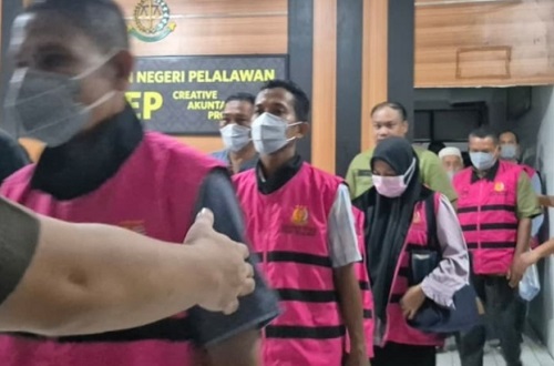 Para tersangka kasus dugaan korupsi pupuk subsidi yang sudah dieksekusi Kejari Pelalawan.(foto: int)