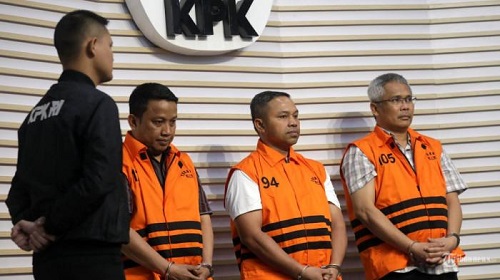 Abdul Wahid Cs mengenakan rompi orange di Kantor KPK.(foto: tribunpekanbaru.com)