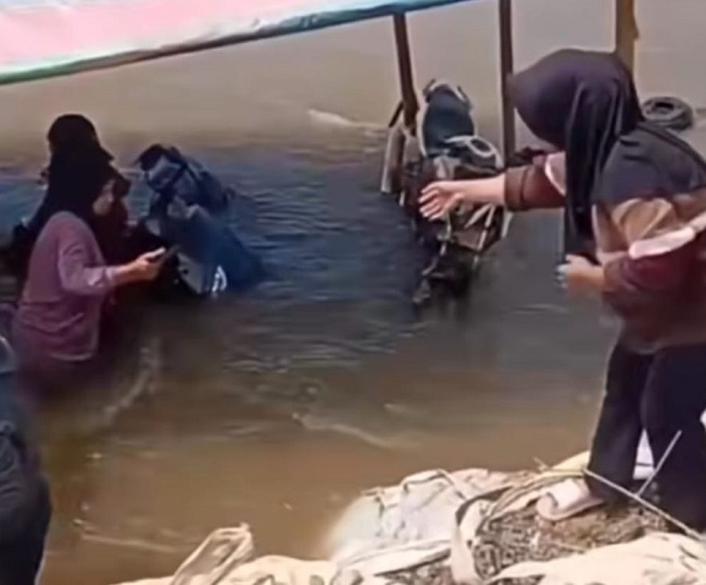 Rakit penyeberangan di Sungai Rokan, Kabupaten Rokan Hulu, tenggelam pada Minggu (5/10/2025) akibat kelebihan muatan.