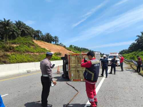 Sebuah truk box terguling di lajur lambat Tol Permai. (Foto: Media Center Riau)