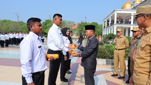 Wabup Rohil, Jhonny Charles lantik 1.156 PPPK Pemkab Rohil. (Foto: Afrizal)