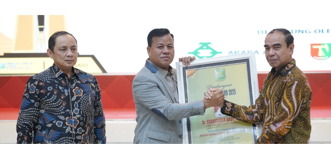 Bupati Kuansing, Suhardiman Amby raih penghargaan IKA UNRI Award 2025 (foto/int)
