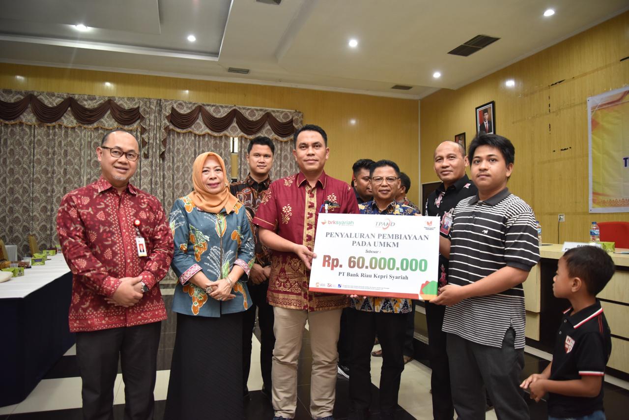 BRK Syariah salurkan Rp380 juta kepada tiga pelaku UMKM di Inhu (foto/ist)