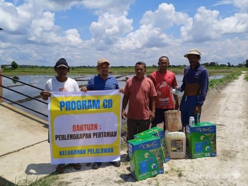 PT Selaras Abadi Utama menyalurkan bantuan lintas sektor untuk masyarakat di Kecamatan Pelalawan (foto/Andy)