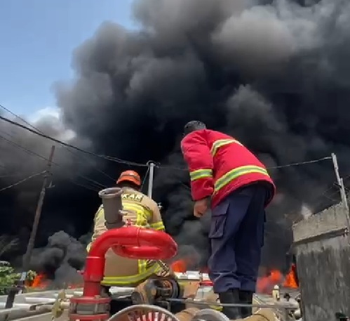 Gudang diduga penampungan BBM Ilegal di Pekanbaru terbakar hebat di Jalan Sidodadi (foto/ist)