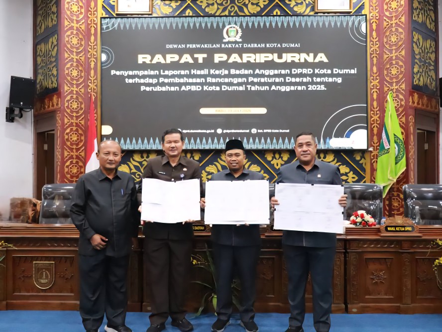 Ketua DPRD Dumai Agus Miswandi menyerahkan laporan hasil kerja Banggar kepada Sekretaris Daerah Kota Dumai H. Indra Gunawan dalam Rapat Paripurna Pembahasan Ranperda APBD-P TA 2025 (foto/bambang)