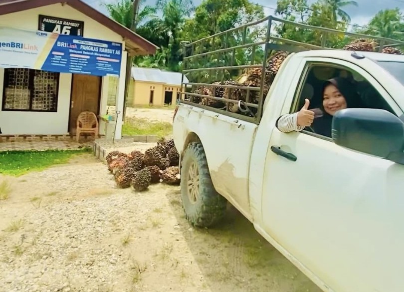 Shumaini, owner Agen BRILink Pangkas A6 di Desa Sei Banyak Ikan, Kecamatan Kelayang (foto/ist)