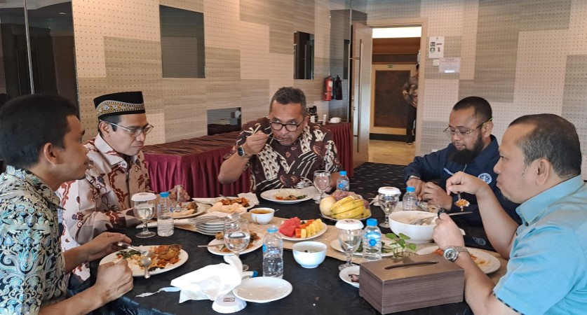 Ketua Asita Riau, Dede bahas pariwisata bersama anggota DPR RI Komisi VII, Hendry Munief, Direktur Event Daerah Kemenparekraf, Reza Pahlevi (foto/ist)