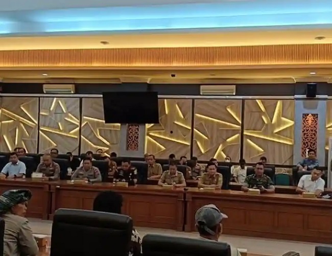 Perwakilan massa diterima Pemerintah Provinsi Riau untuk melakukan pertemuan di lantai 2 Kantor Gubernur di Pekanbaru, Senin (13/4/2026). 