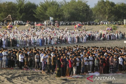 Umat Islam melaksanakan Shalat Idul Adha 1447 H di Gumuk Pasir, Parangkusumo, Bantul D.I Yogyakarta, Rabu (27/5/2026).