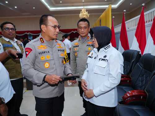 Bupati Siak Afni Zulkifli saat berbincang dengan Kapolda Riau, Irjen Herry Heryawan. (Foto: Diana Sari)