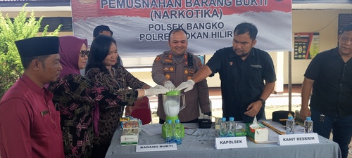 Polsek Bangko memusnahkan 57,83 gram sabu. (Foto: Afrizal)