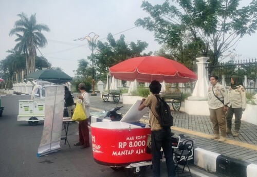 Satpol PP Pekanbaru melakukan penertiban terhadap PKL yang berjualan di trotoar jalan Diponegoro, Pekanbaru, Riau. (Foto: Tata Anintia)