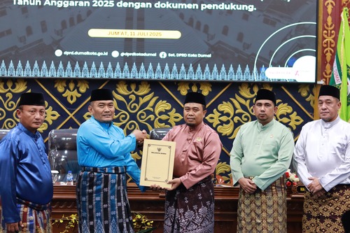 Wawako Sugiyarto menyerahkan Dokumen KU-APBD dan PPAS 2025 kepada Pimpinan DPRD Dumai. (Foto: Bambang)