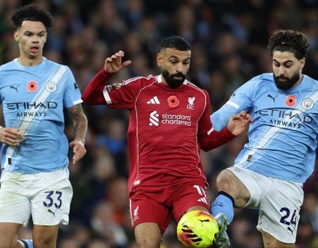 Penyerang Liverpool Mohamed Salah (tengah) dan bek Manchester City Josko Gvardiol (kanan) berebut bola pada laga Liga Inggris antara Manchester City dan Liverpool di Stadion Etihad di Manchester, barat laut Inggris, pada 9 November 2025.