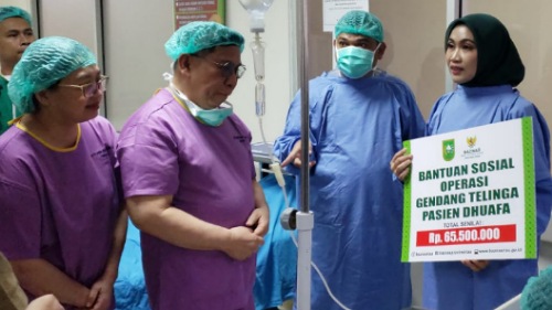 Baznas Riau salurkan bantuan untuk pasien dhuafa di RSUD Arifin Achmad Pekanbaru.(foto:sri/halloriau.com)