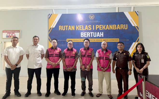 Kejari Dumai terima empat tersangka korupsi proyek Rp6 miliar gedung Politeknik KP (foto/bambang)