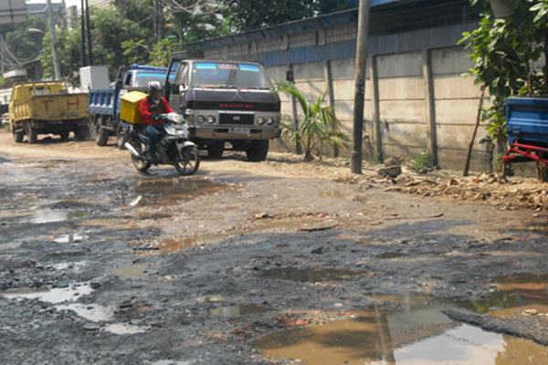 Ilustrasi jalan rusak di Riau akibat truk sawit dan tambang (foto/int)