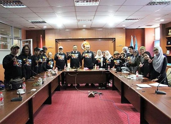 Ketua Umum PWI Pusat lepas peserta Kemah Budaya Wartawan. 