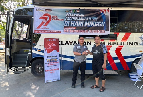 Satlantas Polres Pelalawan gelar pelayanan perpanjangan SIM di Lapangan Kreatif, Pangkalan Kerinci (foto/Andy)