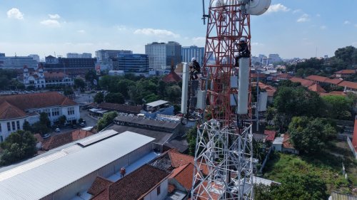 Teknisi XLSMART sedang melakukan pengecekan pada salah satu perangkat BTS 5G yang berada di kawasan Simpang Lima, Semarang (foto/ist)