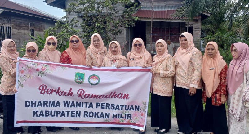 DWP Rohil berbagi sembako kepada masyarakat di Kelurahan Bagan Barat (foto/afrizal)