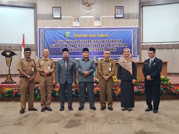 Wakil Walikota Dumai, Sugiyarto, foto bersama pejabat tinggi pratama yang baru dilantik (foto/bambang)
