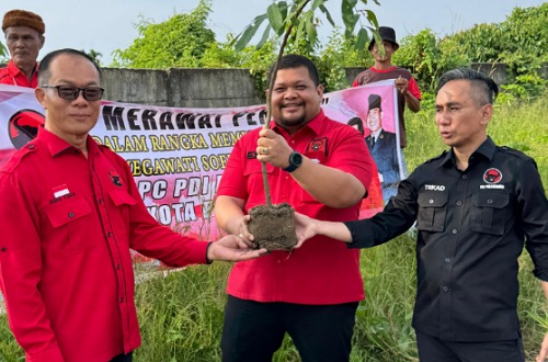 Jajaran DPC PDIP Kota Pekanbaru menanam pohon.(foto: mimi/halloriau.com)