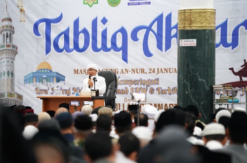 Aa Gym mengisi tausyiah dalam kegiatan peringatan Isra Mi