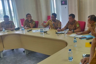 Wabub Rohil, Jhony Charles rapat bersama sejumlah Kepala OPD terkait membahas Sekolah Garuda dari pusat (foto/afrizal)