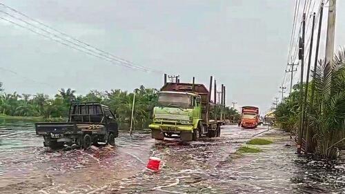Debit air terpantau 20 Centimeter di lokasi banjir yang melanda Jalintim KM 83 Desa Kemang, Kecamatan Pangkalan Kuras, Kabupaten Pelalawan. (Foto: Tribun Pekanbaru)