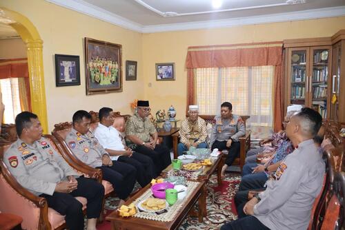 Kapolres Pelalawan John Louis Letedara bertemu dengan Sultan Tengku Kamaruddin Harun. (Foto: Andi Indrayanto)