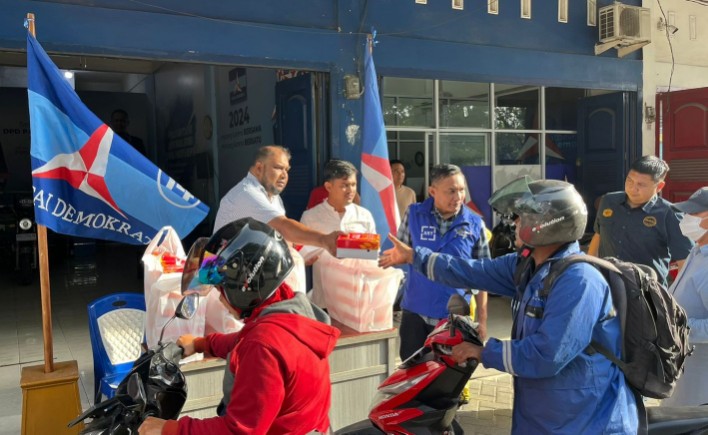 DPD Demokrat Riau berbagi seribu makan berbuka puasa (foto/Mimi)