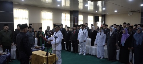 Tampak Bupati Inhil, Herman langsung melantik. (Foto: Ayendra)