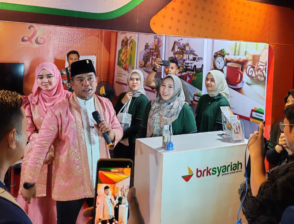 Bupati Pelalawan, Zuki tak masyarakat gunakan produk BRK Syariah di Helat Pelalawan 2025 (foto/ist)