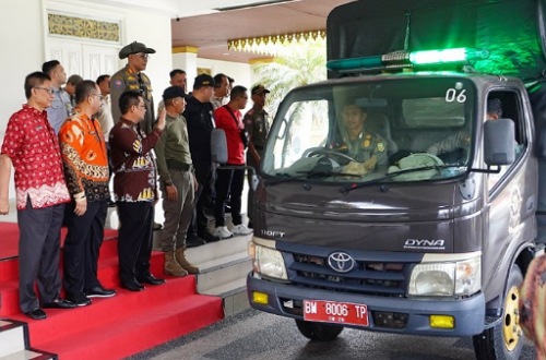 Pemprov Riau salurkan bantuan tahap II untuk korban bencana di Sumut dan Aceh.(foto: mcr)