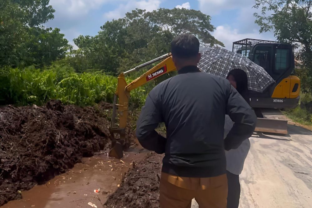 PUPR Pekanbaru kerahkan alat berat normalisasi drainase di Jalan Darma Bakti (foto/MCR) 