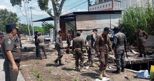 Satpol PP Rohil saat tertibkan warung di kawasan hutan kota Bagansiapiapi.(foto: afrizal/halloriau.com)