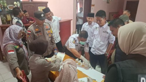 Perangkat Desa Pangkalan Nyirih menjalani tes urine mendadak.(foto: mcr)