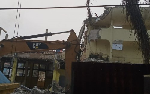 Kantor BWSS III Pekanbaru mulai dibongkar.(foto: mcr)