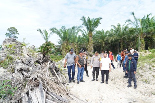 Gubernur Riau, Abdul Wahid meninjau lokasi penambangan emas tanpa izin (PETI) di Kuansing. (Foto: Sri Wahyuni)
