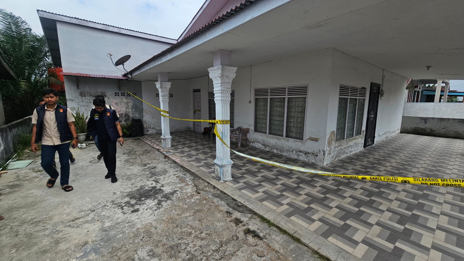 Rumah kontrakan korban di Kelurahan Bukit Datuk, Kecamatan Dumai Selatan dipasangi garis polisi (foto/bambang)