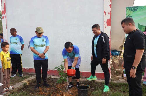 Wabup Pelalawan, Husni Thamrin saat penanaman pohon.(foto: andi/halloriau.com)