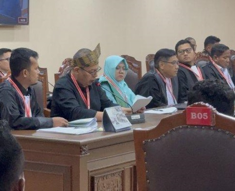 Irving Kahar didampingi kuasa hukumnya, Anton Hidayat membacakan pokok permohonannya sebagai pihak terkait dalam sidang perkara 312 PHPU Kada Siak, Selasa (29/4/2025) sore di MK. 