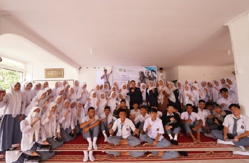 Foto bersama Tim Sosialisasi Jurusan Fisika Unri dengan guru dan siswa SMAN 1 Akabiluru, Sumatera barat.