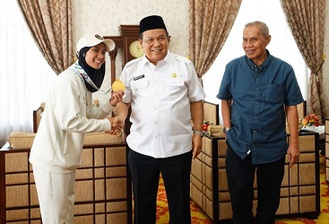 Plt Gubernur Riau, SF Hariyanto bersama atlet panjat tebing Riau,  Puja Lestari peraih medali emas di SEA Games 2o25 Thailand.(foto: mcr)