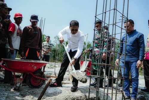 Wabup Rohil Jhonny Charles memberikan apresiasi ke warga Sintong Induk dalam pembangunan Masjid Nurhidayah. (Foto: Afrizal)