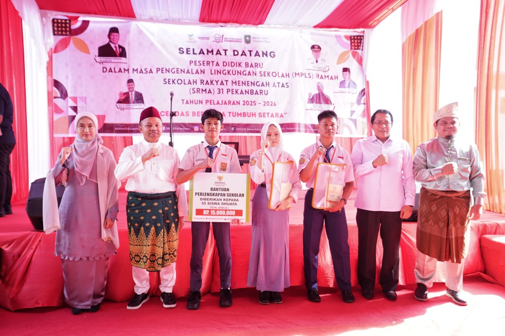 Baznas Riau menyalurkan bantuan perlengkapan sekolah di SRMA 31 Pekanbaru (foto/Yuni)