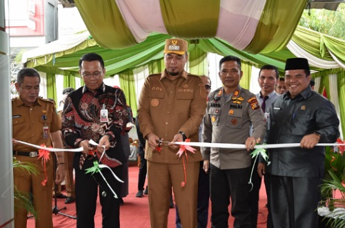 Bupati Inhu, Ade Agus Hartanto hadiri peresmian Kedai BRK Syariah di Pasar Rengat.(foto: istimewa)