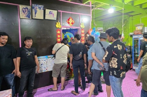 Aparat kepolisian menggeledah rumah terduga bandar narkoba di Rohil sebelum disegel.(foto: detik
com)